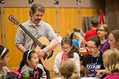 音乐 students teach class to elementary students