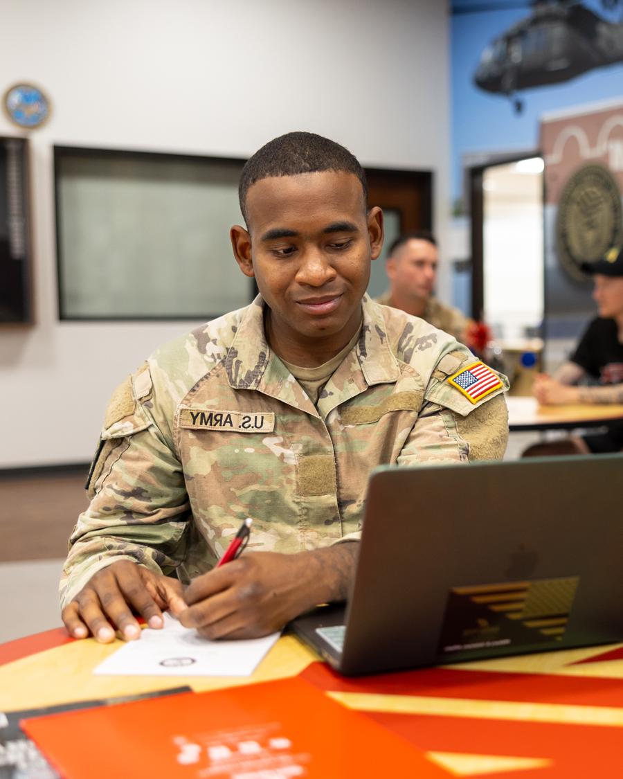 军校学生在笔记本电脑上工作